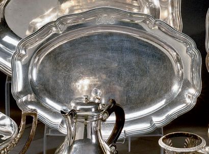 Plat ovale en argent à filets contours ;...