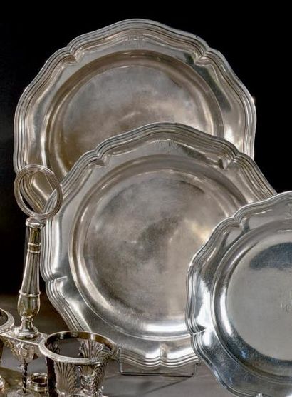 Paire de plats ronds demi-creux en argent...