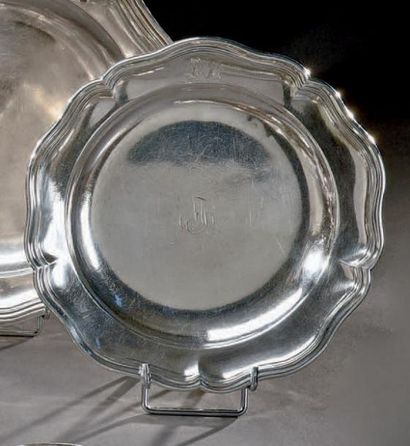 Plat rond en argent à filets et contours,...