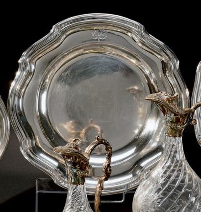 Plat rond en argent, la bordure mouvementée,...