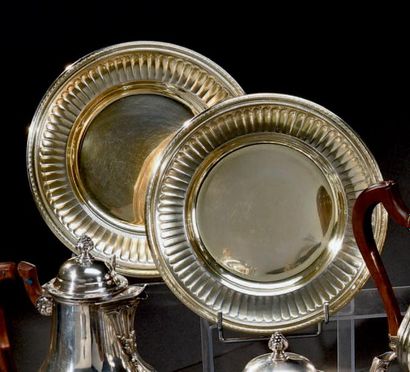 Paire d'assiettes en argent, le marli cannelé...
