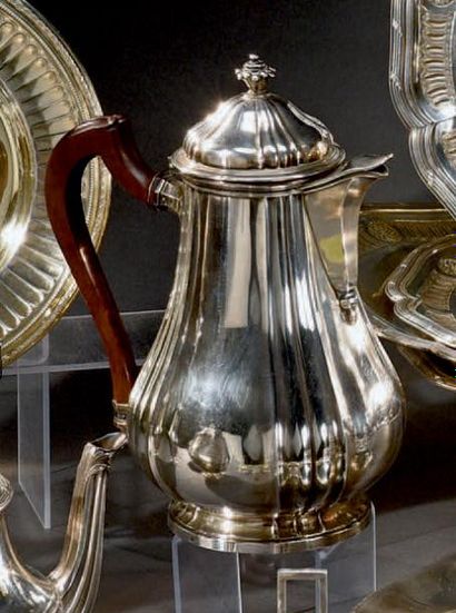 Cafetière balustre en argent à panneaux et...