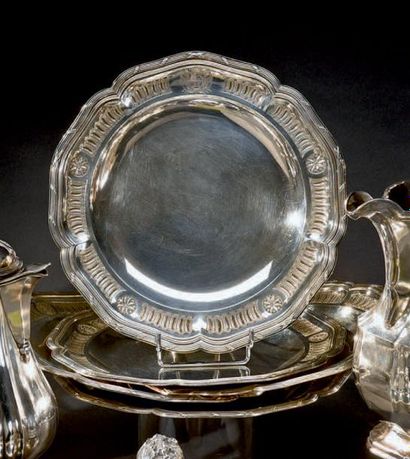 Suite de cinq belles assiettes armoriées...