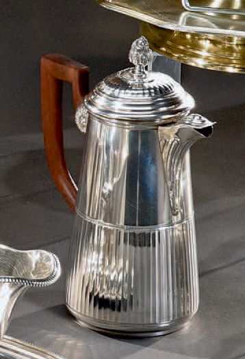 Cafetière balustre en argent uni sur trois...