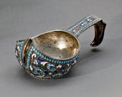 Petit kovsh en argent à décor d'émaux polychromes,...
