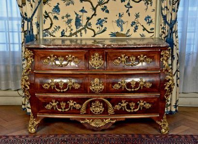 Importante commode tombeau en placage de...