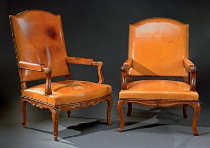 Deux grands fauteuils à dossier clouté cintrés...