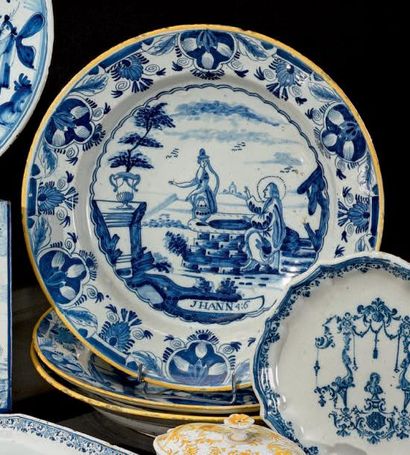 DELFT
Suite de trois plats en faïence, décorés...