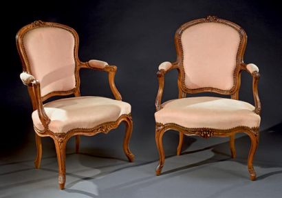 Paire de larges fauteuils cabriolet en noyer...