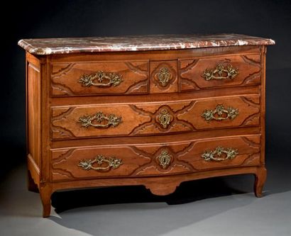 Commode en noyer à façade galbée ouvrant...