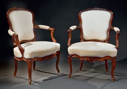 Paire de fauteuils cabriolet en noyer mouluré...