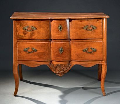 Commode arbalète en noyer, à deux tiroirs...