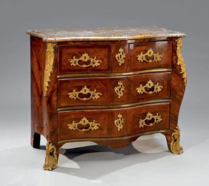 Petite commode galbée sur les trois faces...