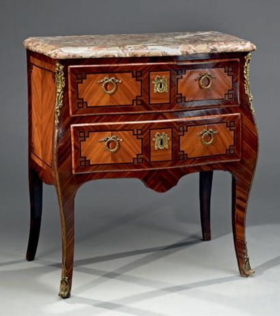 Commode à deux tiroirs galbée sur les trois...