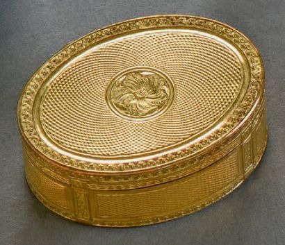 Boîte ovale à charnière en pomponne ciselée...