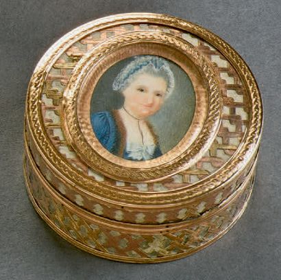 Boîte ronde couverte en nacre dans une résille...