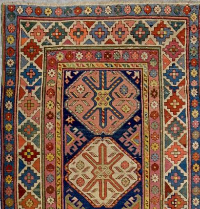 CAUCASE
Tapis à quatre médaillons à motifs...