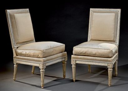Paire de chaises chauffeuses en bois relaqué...