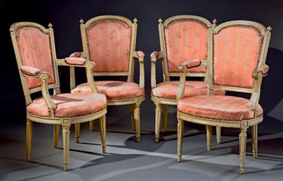Suite de quatre fauteuils cabriolet à dossier...