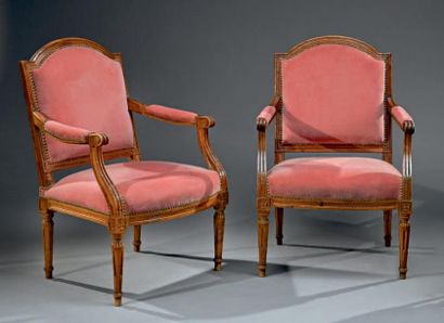 Paire de fauteuils à dossier plat en anse...