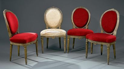 Suite de quatre chaises cabriolet à dossier...