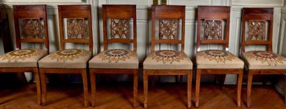 Suite de six chaises en merisier, dossier...