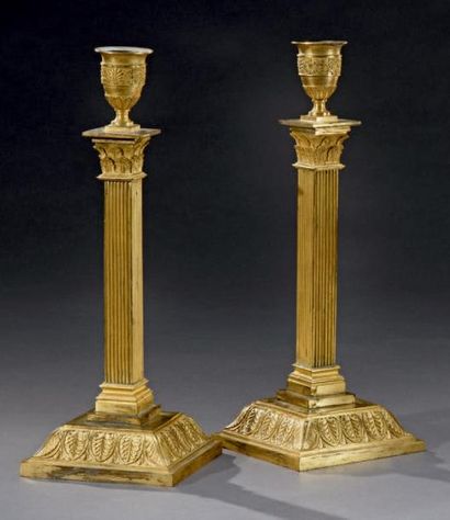 Rare paire de flambeaux en bronze doré, le...