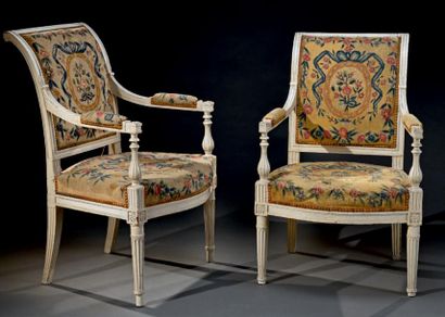 Paire de fauteuils en bois mouluré relaqué...
