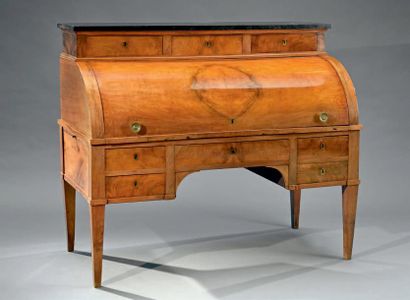 Bureau cylindre en noyer et placage de noyer...