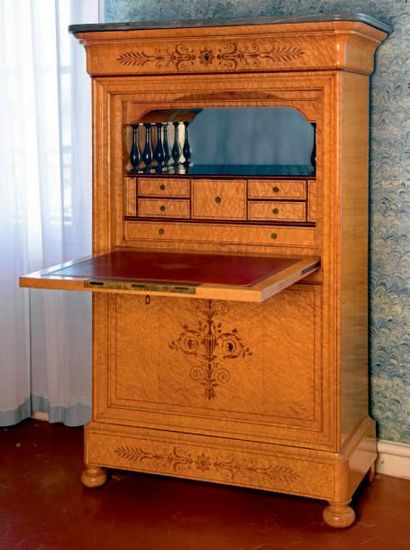 Secrétaire droit en placage de loupe d'orme...