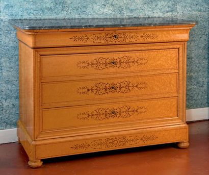 Commode en placage de loupe d'orme et marqueterie...