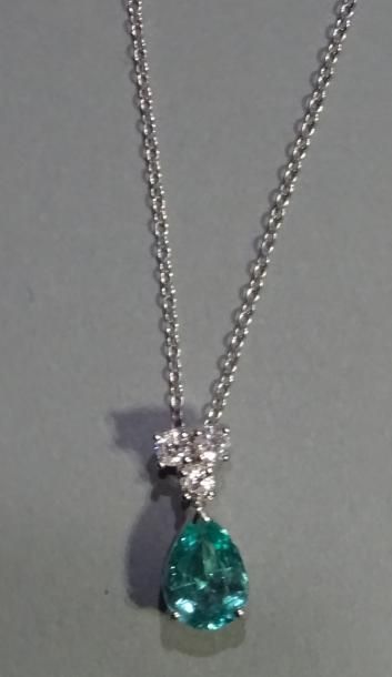 Pendentif en or gris 18K (750/°°) orné d'une...