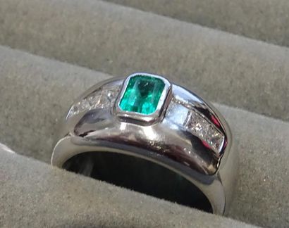 Bague jonc en or gris 18K (750/°°) centrée...