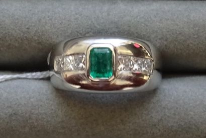 Bague jonc en or gris 18K (750/°°) centrée...