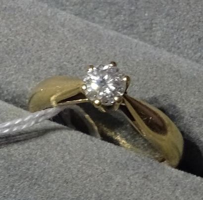 Bague solitaire en or jaune 18K (750/°°)...