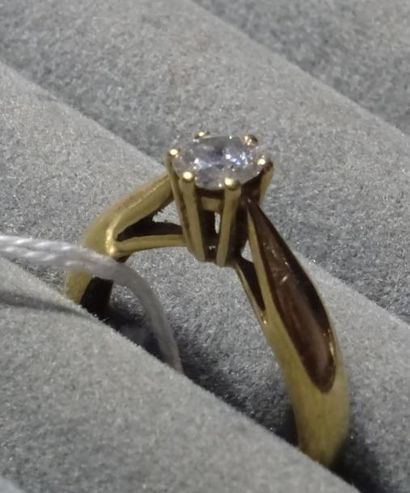 Bague solitaire en or jaune 18K (750/°°)...