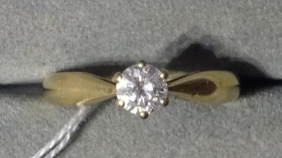Bague solitaire en or jaune 18K (750/°°)...