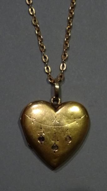 Pendentif porte souvenirs ouvrant en or jaune...