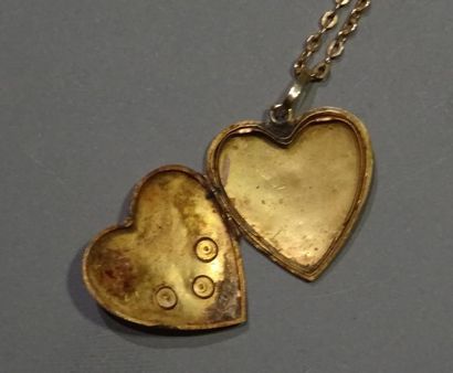 Pendentif porte souvenirs ouvrant en or jaune...