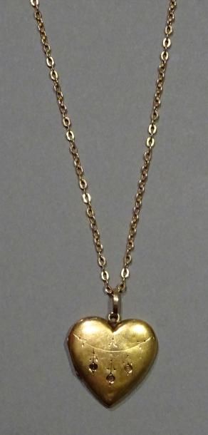 Pendentif porte souvenirs ouvrant en or jaune...