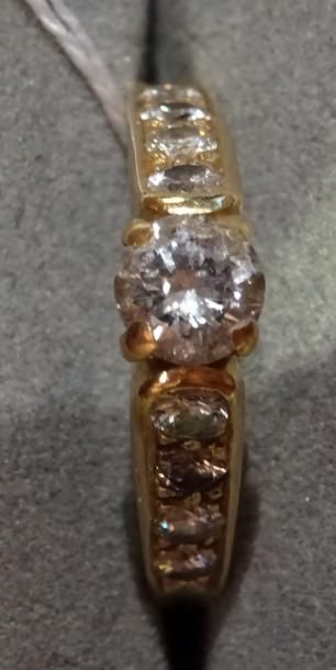 Bague en or jaune 18K (750/°°) centrée d'un...