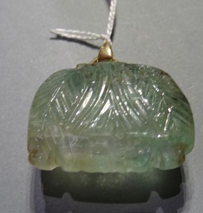 Pendentif formé d'un bloc d'émeraude gravée...