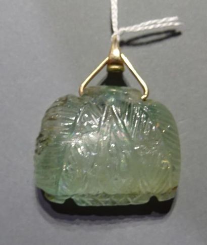Pendentif formé d'un bloc d'émeraude gravée...