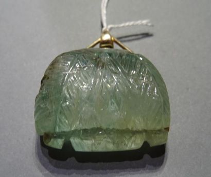 Pendentif formé d'un bloc d'émeraude gravée...