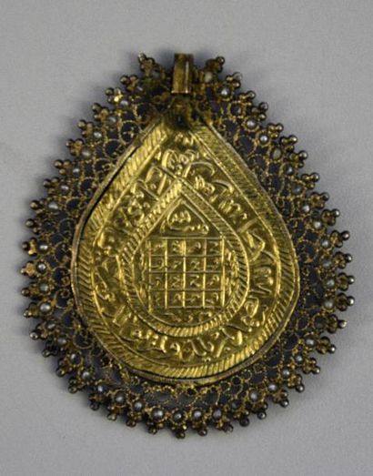 Pendentif en vermeil (800/°°) de forme poire...