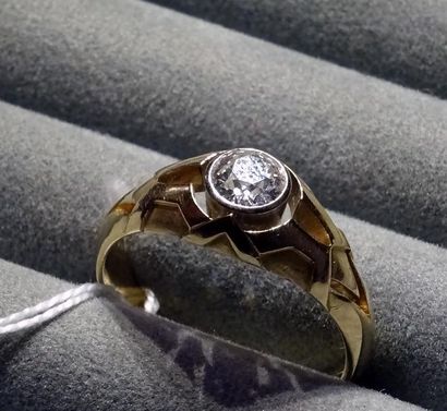 Bague en or jaune 18K (750/°°) à décor géométrique...