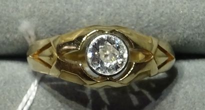 Bague en or jaune 18K (750/°°) à décor géométrique...