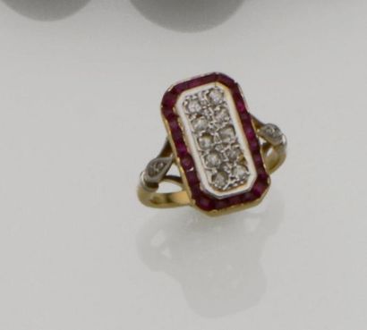 Bague en or jaune 18K (750/°°) et platine...