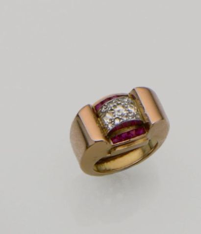 Bague « Tank » en or jaune 18K (750/°°) centrée...