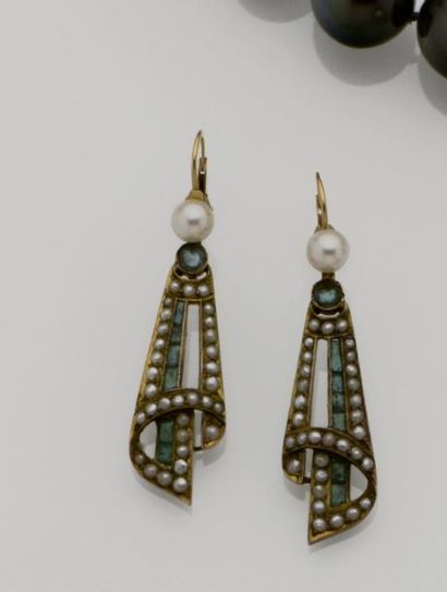 Paire de pendants d'oreilles en or jaune...
